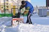 Для уборки снега на небольшом участке не стоит выбирать мощный многофункциональный прибор