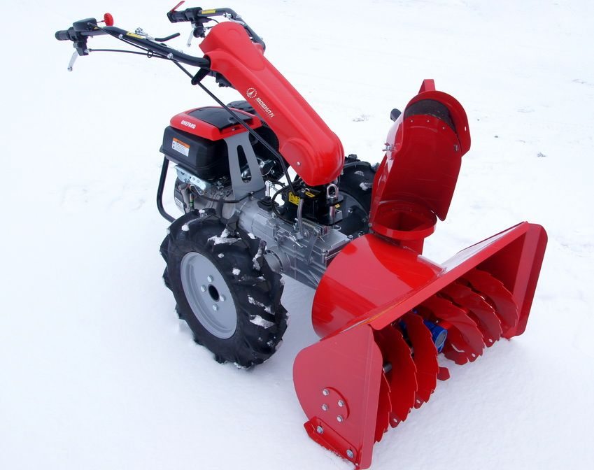 Мотоблок с двухступенчатым снегоочистителем