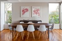 В дизайне столовой использованы стеновые панели ПВХ белого цвета В дизайне столовой использованы стеновые панели ПВХ белого цвета