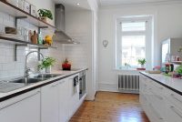 По сравнению с кафельной плиткой панели ПВХ меньше стоят и более просты в монтаже, при этом стены, покрытые этим материалом, имеют красивый внешний вид По сравнению с кафельной плиткой панели ПВХ меньше стоят и более просты в монтаже, при этом стены, покрытые этим материалом, имеют красивый внешний вид