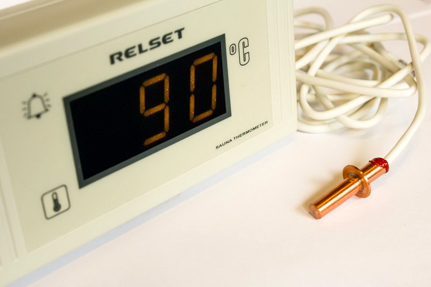 Электронный термометр с выносным датчиком для сауны и бани