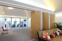 Раздвижная перегородка-«гармошка»: в ее конструкции используется сочетание распашного и раздвижного способа открывания Раздвижная перегородка-«гармошка»: в ее конструкции используется сочетание распашного и раздвижного способа открывания