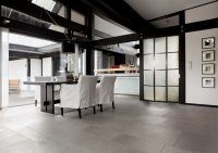 Перегородка раздвижного типа между кухней и гостиной из матового пластика не только функциональна, но и идеально сочетается с общим дизайном помещения Перегородка раздвижного типа между кухней и гостиной из матового пластика не только функциональна, но и идеально сочетается с общим дизайном помещения