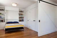 Легкая пластиковая перегородка с роликовым механизмом позволяет создать уютную и расслабляющую атмосферу в спальне Легкая пластиковая перегородка с роликовым механизмом позволяет создать уютную и расслабляющую атмосферу в спальне