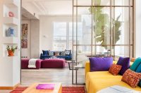 Стеклянная перегородка не загромождает пространство, в то же время разделяя помещение на функциональные зоны Стеклянная перегородка не загромождает пространство, в то же время разделяя помещение на функциональные зоны