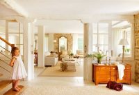 Перегородка разделяет холл и гостиную на первом этаже частного дома Перегородка разделяет холл и гостиную на первом этаже частного дома