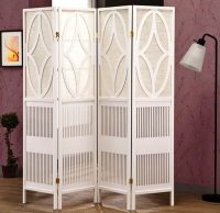 Тонкая деревянная ширма окрашенная в белый цвет вносит нот легкости в обстановку Тонкая деревянная ширма окрашенная в белый цвет вносит нот легкости в обстановку