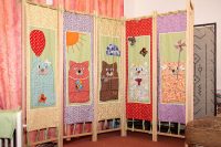 Самодельная ширма из текстиля не только украсит комнату, но и станет в ней полезным дополнением Самодельная ширма из текстиля не только украсит комнату, но и станет в ней полезным дополнением