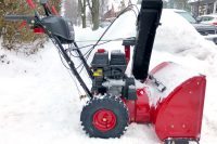 Самоходный трехступенчатый снегоуборщик отличается большей мощностью и легко управляем Самоходный трехступенчатый снегоуборщик отличается большей мощностью и легко управляем