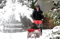 Электрические снегоуборщики бывают самоходного типа и управляемые оператором Электрические снегоуборщики бывают самоходного типа и управляемые оператором