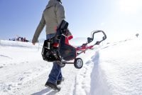 Небольшой вес и удобство в транспортировке - одно из преимуществ электрических снегоочистителей Небольшой вес и удобство в транспортировке - одно из преимуществ электрических снегоочистителей