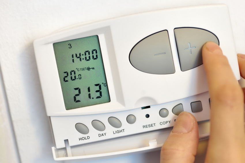 Терморегулятор способен реагировать на изменения температуры и производить включение и отключение отопительного оборудования в автоматическом режиме