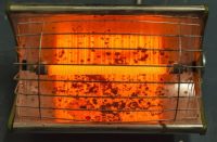 Лампу для обогрева необходимо устанавливать так, чтобы птица случайно не обожглась об ее поверхность Лампу для обогрева необходимо устанавливать так, чтобы птица случайно не обожглась об ее поверхность