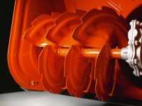 В самоходных аппаратах для уборки снега используется сразу несколько шнеков В самоходных аппаратах для уборки снега используется сразу несколько шнеков