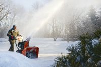 Снегоуборочная машина Husqvarna ST 330PT является одновременно мощным, но простым в управлении устройством Снегоуборочная машина Husqvarna ST 330PT является одновременно мощным, но простым в управлении устройством