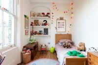 Открытые ниши с полками для хранения игрушек в детской Открытые ниши с полками для хранения игрушек в детской