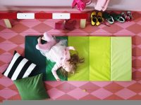 Ребенок часто играет на полу, поэтому он должен быть теплым Ребенок часто играет на полу, поэтому он должен быть теплым