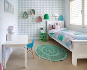 Оригинальные полки-"скворечники" на стенах в комнате Оригинальные полки-"скворечники" на стенах в комнате