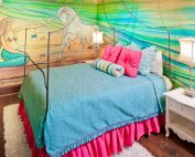 Рисунок, созданный жидкими обоями на стенах в детской комнате Рисунок, созданный жидкими обоями на стенах в детской комнате