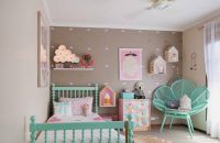 Красивое сочетание зеленой мебели и бежевой отделки стен Красивое сочетание зеленой мебели и бежевой отделки стен