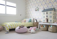 Просторная детская комната, в которой компакто размещены мебель и игрушки Просторная детская комната, в которой компакто размещены мебель и игрушки