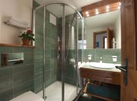 Маленькая ванная комната с установленной душевой кабиной Маленькая ванная комната с установленной душевой кабиной