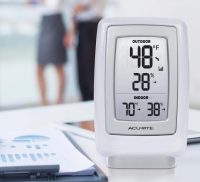 Электронный гигрометр, показывающий влажность воздуха внутри и снаружи помещения Электронный гигрометр, показывающий влажность воздуха внутри и снаружи помещения