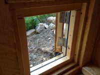 Удобный лаз для птиц, выводящий в вольер для прогулок Удобный лаз для птиц, выводящий в вольер для прогулок