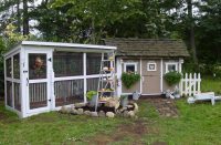 После окончания основного строительства необходимы отделочные работы, благодаря которым курятник может стать украшением вашего двора После окончания основного строительства необходимы отделочные работы, благодаря которым курятник может стать украшением вашего двора