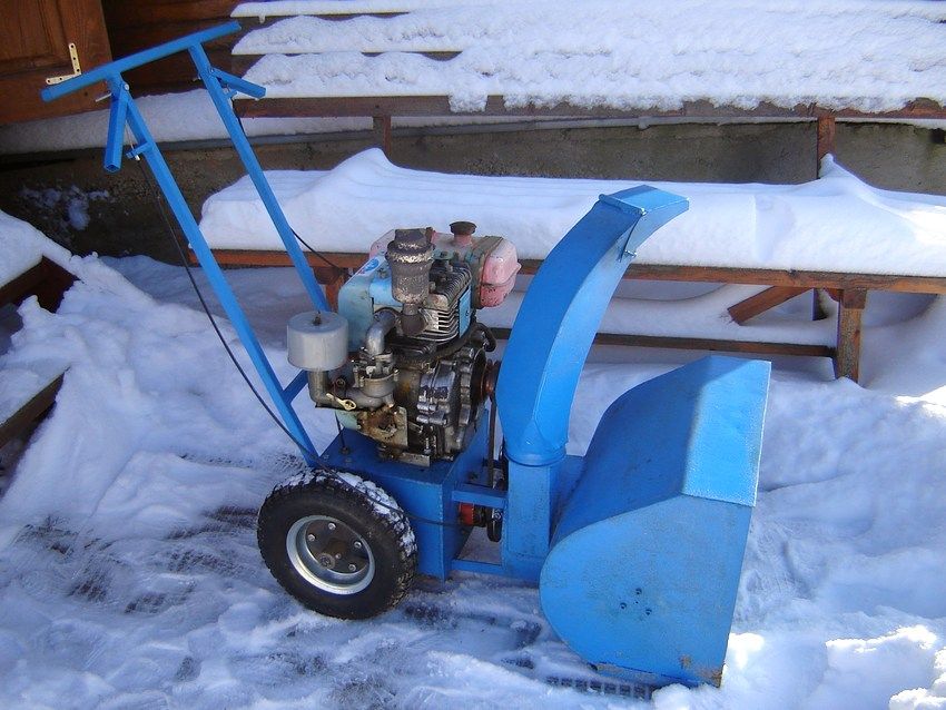 Для самостоятельной сборки снегоуборочной машины можно использовать подручные материалы