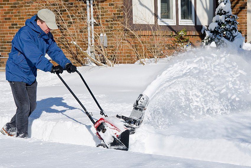 Вместо лопаты: ручная снегоуборочная машина