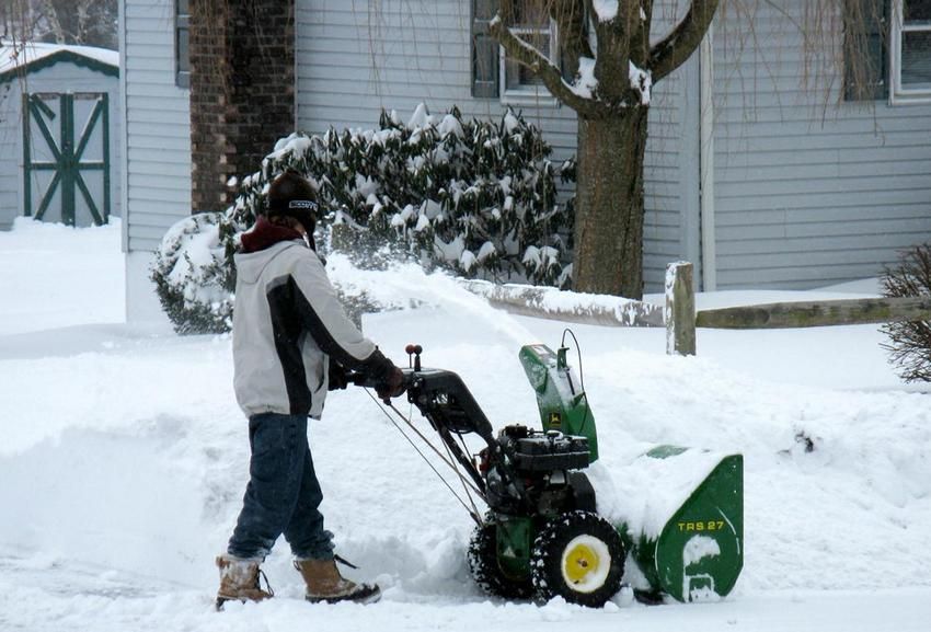 Процесс очищения придомовой территории от снега