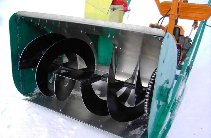Конструкция на основе двигателя от бензопилы является бюджетным вариантом самодельного снегоуборщика