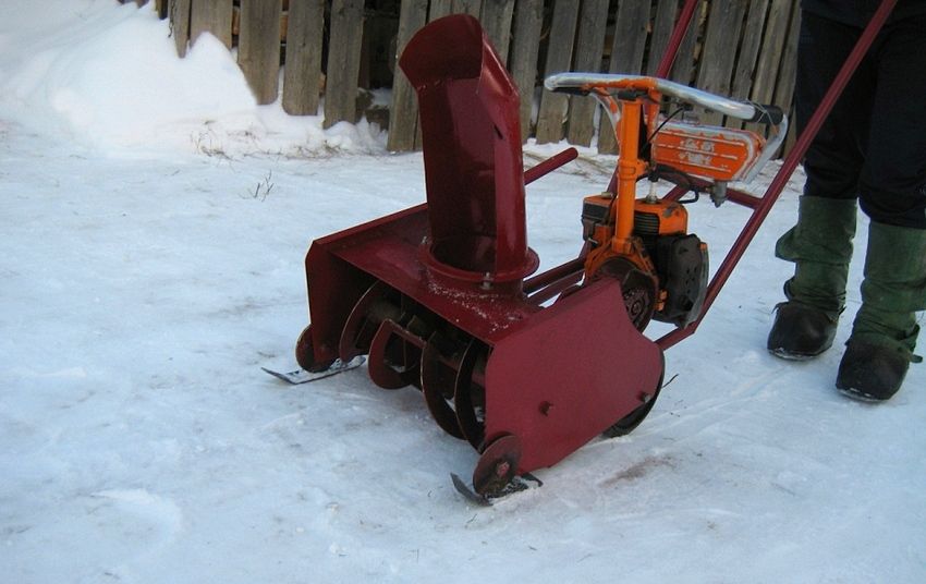 Самодельная снегоуборочная машина из бензопилы с продольным расположением двигателя