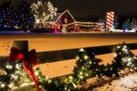 Деревянный забор частного дома декорирован созданной своими руками светодиодной гирляндой на 220В Деревянный забор частного дома декорирован созданной своими руками светодиодной гирляндой на 220В