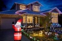 Карнизы частного дома украшены светодиодной гирляндой-бахромой для улицы Карнизы частного дома украшены светодиодной гирляндой-бахромой для улицы