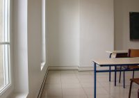 Отопление с помощью электрического теплого плинтуса в школьной аудитории Отопление с помощью электрического теплого плинтуса в школьной аудитории