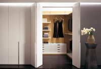 Гардеробная комната, отделенная перегородкой Гардеробная комната, отделенная перегородкой