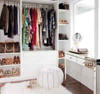 Открытая гардеробная с туалетным столиком в спальне Открытая гардеробная с туалетным столиком в спальне