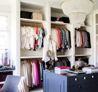 Вместительные шкафы для хранения вещей на тремпелях Вместительные шкафы для хранения вещей на тремпелях