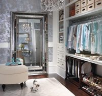 Большое напольное зеркало и мягкий пуф в гардеробной Большое напольное зеркало и мягкий пуф в гардеробной