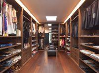 Просторная гардеробная для большой семьи Просторная гардеробная для большой семьи