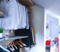 Спальня с маленькой гардеробной на мансардном этаже Спальня с маленькой гардеробной на мансардном этаже