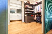 Компактная гардеробная комната между спальней и ванной Компактная гардеробная комната между спальней и ванной