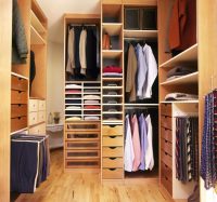 В маленьких гардеробных необходимо оборудовать вертикальные шкафы до потолка В маленьких гардеробных необходимо оборудовать вертикальные шкафы до потолка