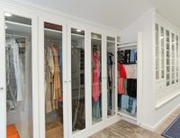 Небольшая гардеробная-шкаф со стеклянными прозрачными дверцами Небольшая гардеробная-шкаф со стеклянными прозрачными дверцами