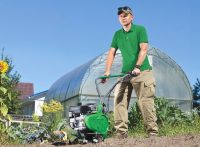 Бензиновый культиватор более маневренный, чем электрический Бензиновый культиватор более маневренный, чем электрический