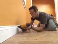 Крепление высокого плинтуса с помощью саморезов Крепление высокого плинтуса с помощью саморезов