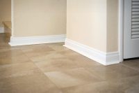 Комбинирование полиуретанового плинтуса и напольной плитки Комбинирование полиуретанового плинтуса и напольной плитки