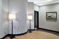 Использование в интерьере темного плинтуса и дверей Использование в интерьере темного плинтуса и дверей